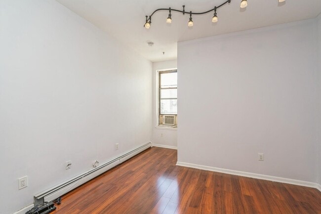 Building Photo - 817 Park Ave