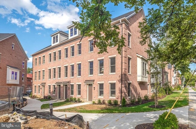 Building Photo - 1003 Sycamore Dr SE