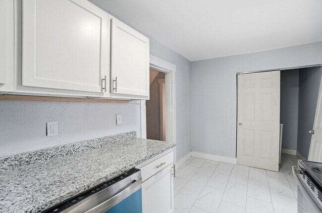 Building Photo - 44 5 Oaks Ave