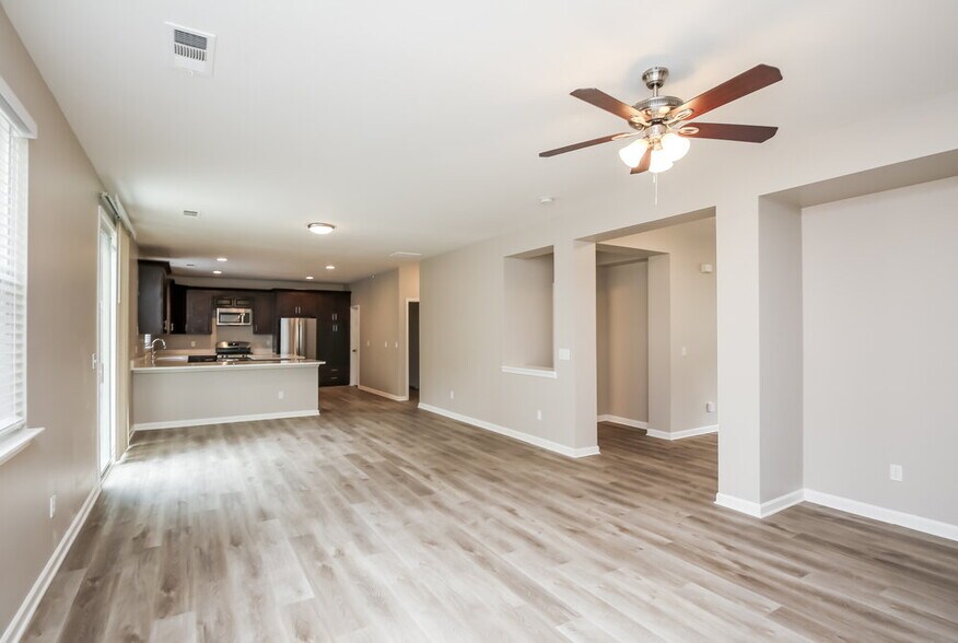 Building Photo - 315 Yellow Iris Rd SE