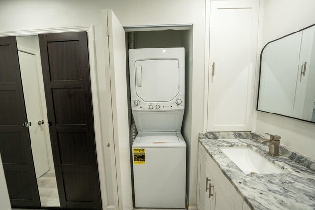 Building Photo - 6231 Bay Club Dr