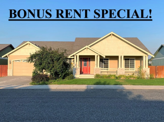 Primary Photo - BONUS RENT SPECIAL! Large 3 Bed Home with ...