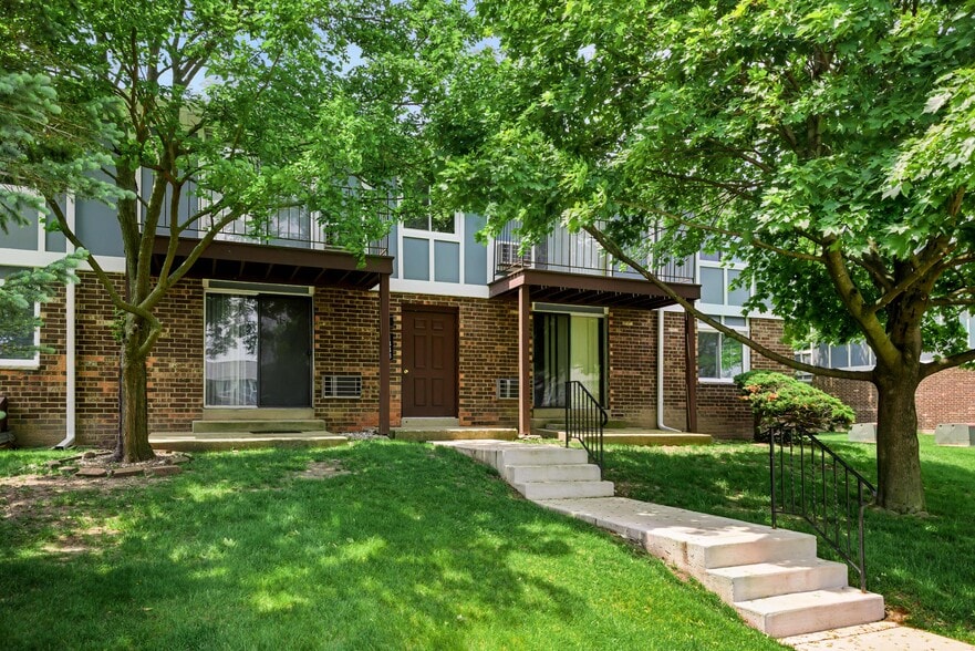 Building Photo - Camelot Apartments