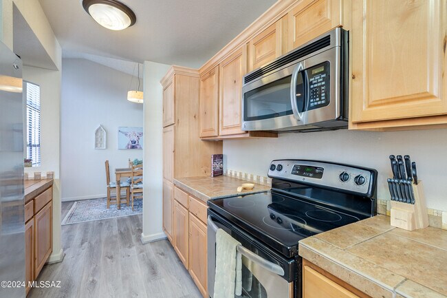 Building Photo - 6441 N Tierra De Las Catalinas