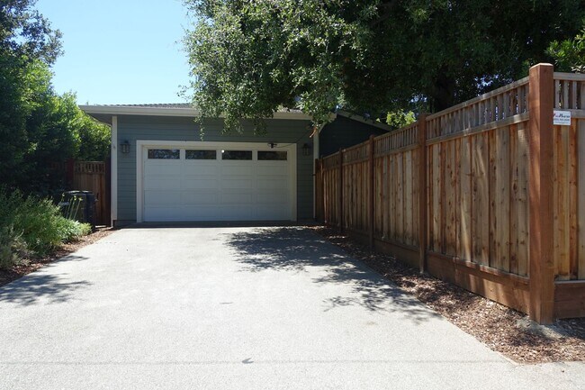 Building Photo - GREAT North Los Altos Home, large rooms, v...
