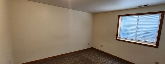Building Photo - Spacious Single-Family Home with Vaulted C...