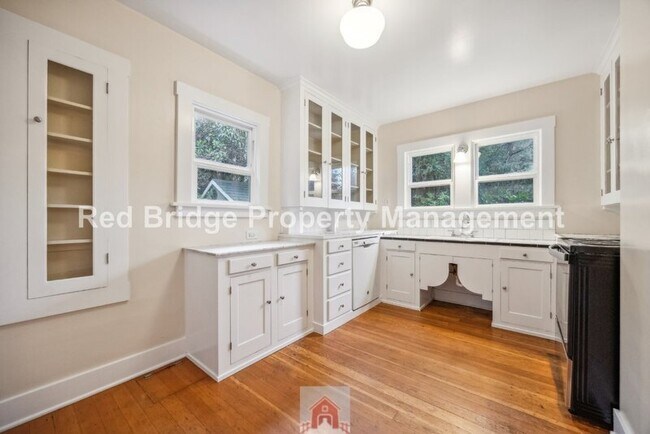 Building Photo - 2619 NE Flanders St