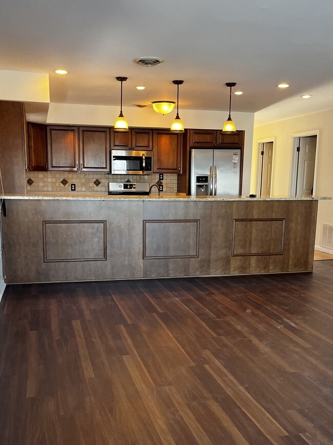 Building Photo - 634 W 2nd St