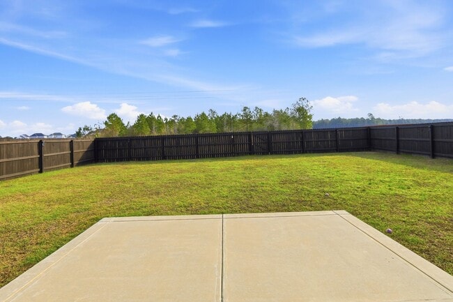 Building Photo - Spacious Living in Stateside – Comfort, Style & Convenience!