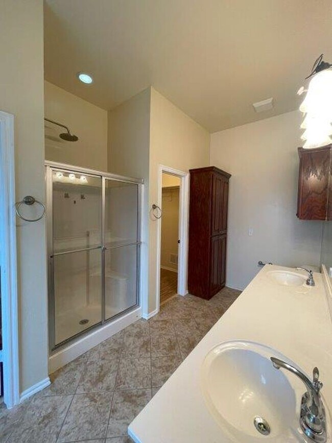 Building Photo - 3 bed plus office with storm shelter in Moore Schools!