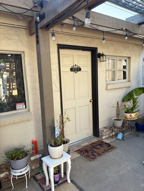 Building Photo - 321 Las Palmas Ave
