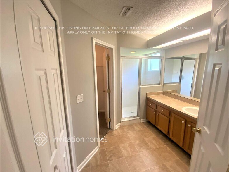 Building Photo - 5666 Plum Hollow Dr W