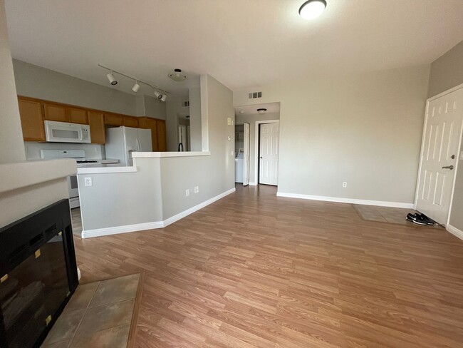 Building Photo - 2 bedroom upgraded condo in Silverado Ranch