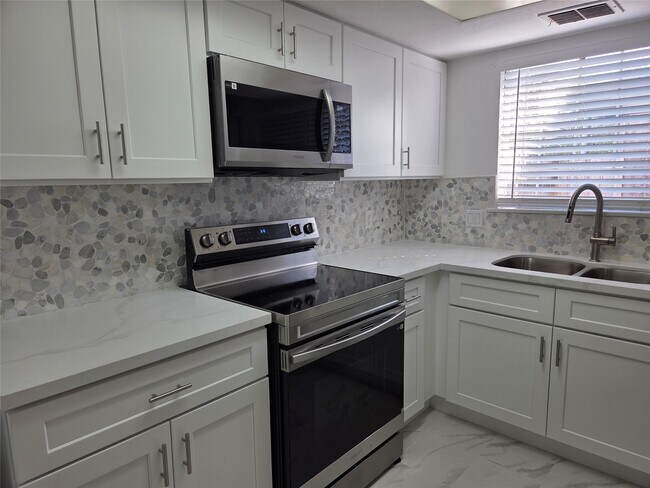 Building Photo - 12177 Sharpview Dr