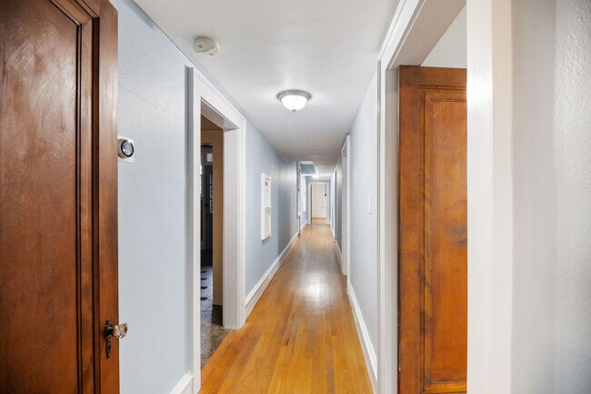 Building Photo - 821 Brandon Ave