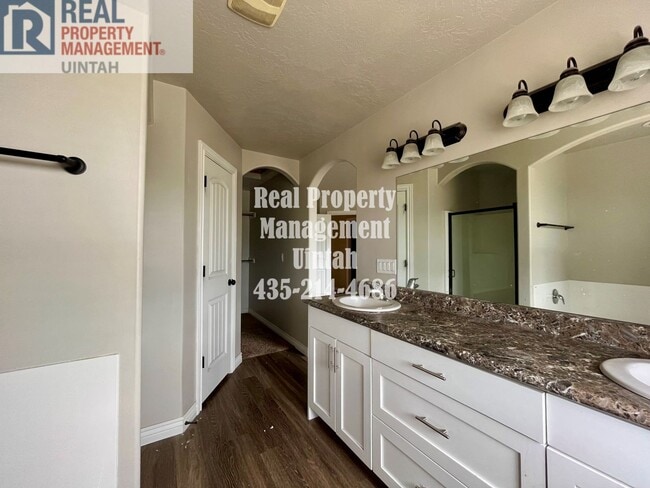 Building Photo - 3 bed 2.5 bath townhome in Fox Run