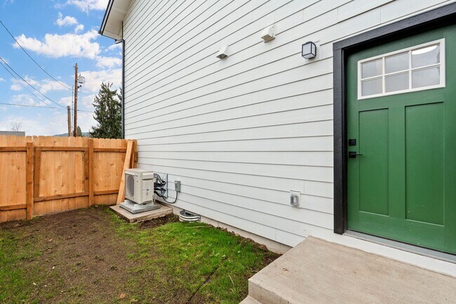 Building Photo - Brand new 3 bedroom 3 full bath townhouse in Thurston! MOVE IN SPECIAL!