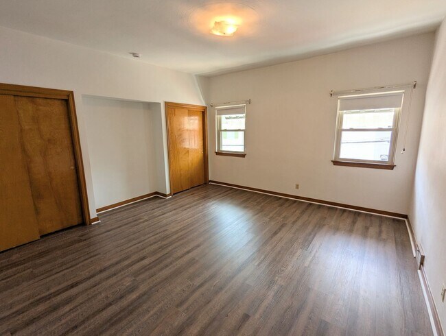 Building Photo - 3 Bedroom 1 Bathroom Single Family Home (Bloomfield)