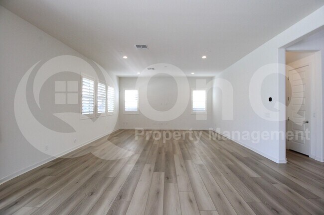 Building Photo - 10207 E Tillman Ave