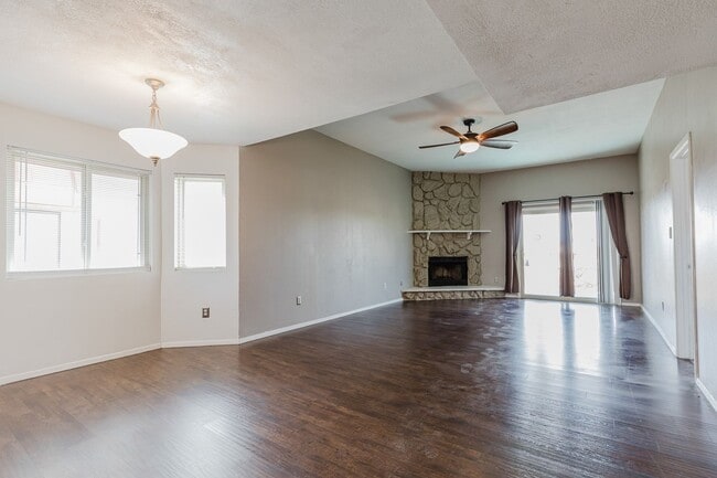Building Photo - Newly Updated Two Bedroom Two Bath Townhouse