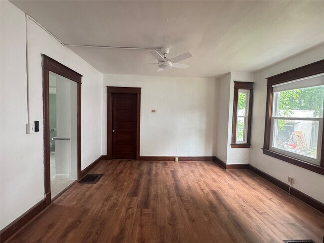 Building Photo - 308 Mersereau Ave