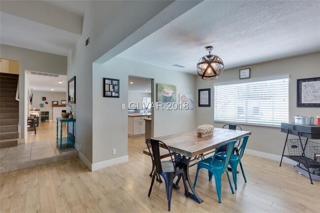 Building Photo - 6BD/5BA!! POOL/SPA!!