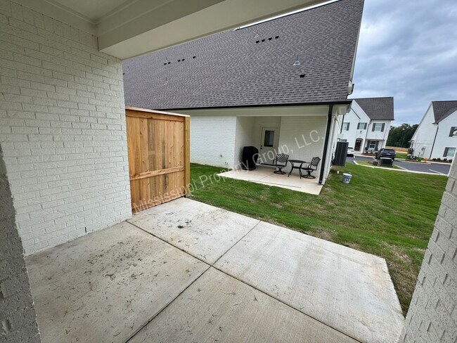 Building Photo - 3BR/3.5BA - End Unit in South Grove