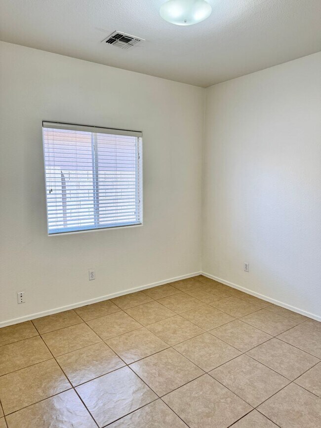 Building Photo - 4 Bedroom/2 Bath Single Level Home In Avondale! Golf Course Lot