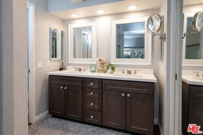 Building Photo - 1055 S Dewcrest Dr