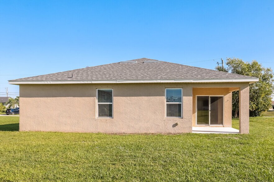 Building Photo - 320 SE 3rd St