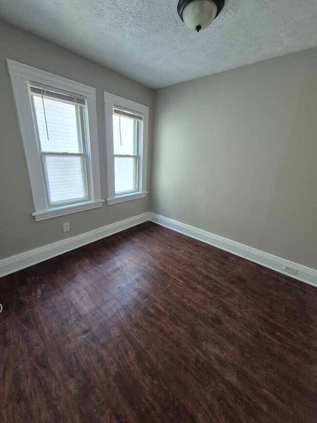 Building Photo - 2 Bedroom House with Walk In Closet / Offi...