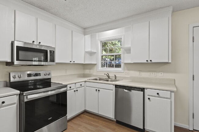Building Photo - 3BR/2BA Home with Deck & Storage Shed in P...