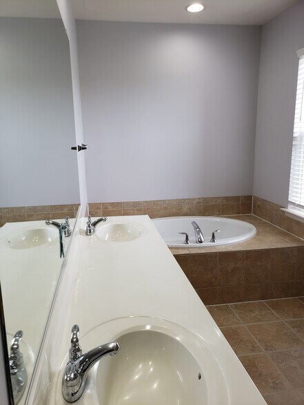 Building Photo - 13101 Saint James Sanctuary Dr