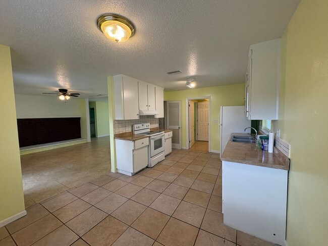 Building Photo - For Rent: 4-Bedroom Home in Lakeland