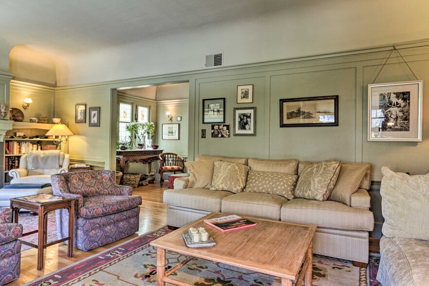 Building Photo - 233 Ashbury St