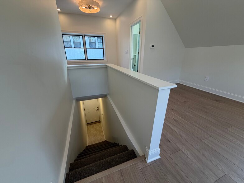 Building Photo - 5016 N Lawndale Ave