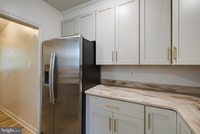 Building Photo - 4851 Crescent St