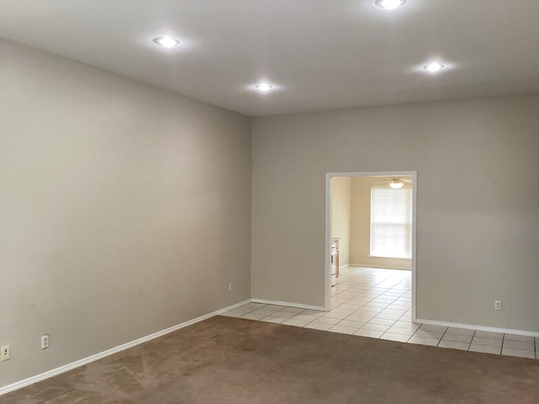 Nice high ceilings - 5408 S Y St