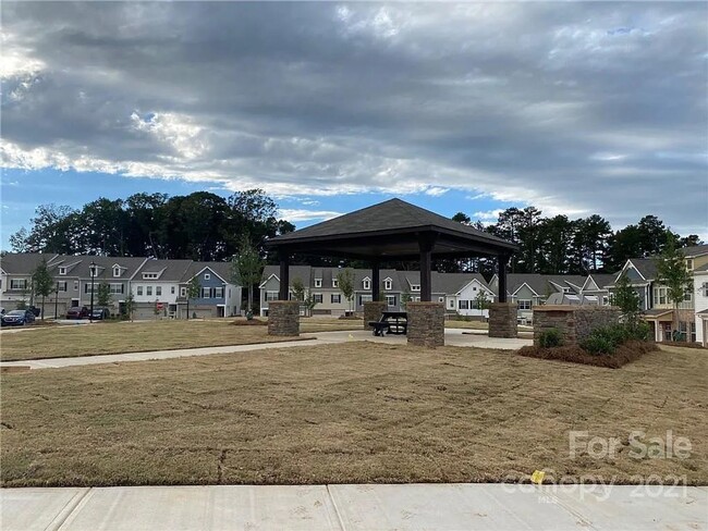 Building Photo - Like Brand New Luxury Townhome in Matthews!