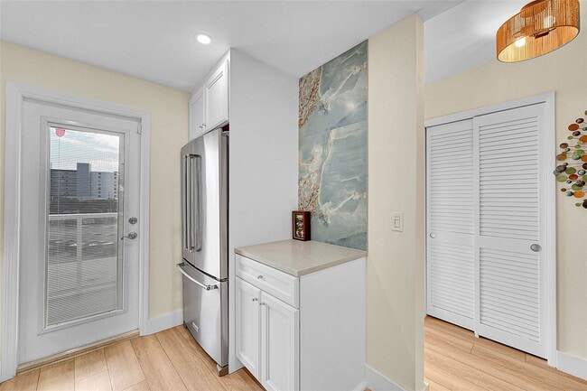 Building Photo - 2731 NE 14th St