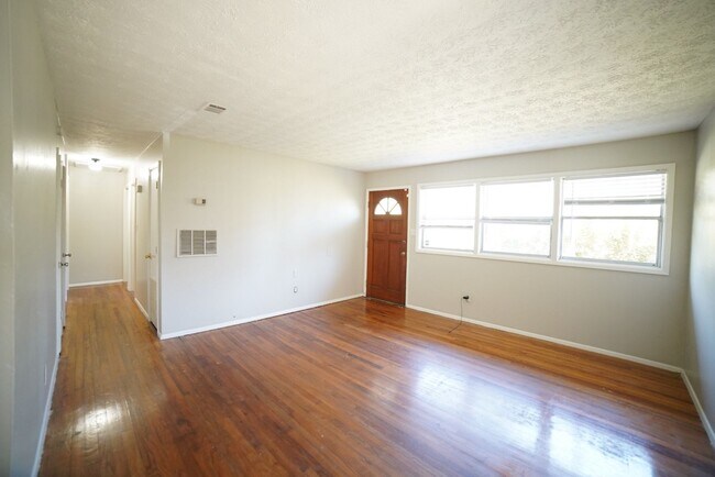 Building Photo - 4/2 with additional office