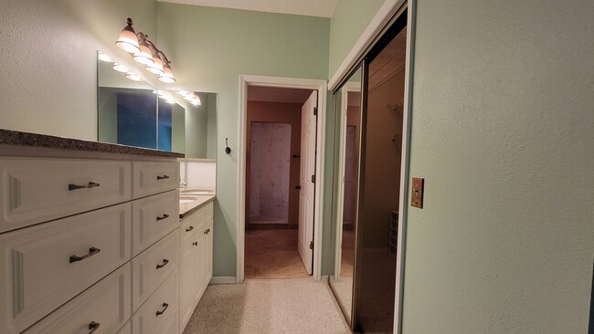 Building Photo - Desirable 2 bed/ 2 bath/1 car Condo in The...