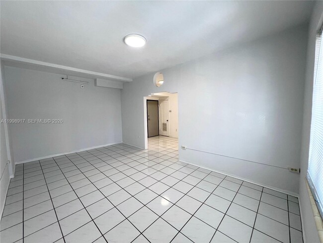 Building Photo - 901 Collins Ave