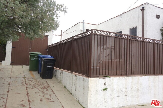 Building Photo - 4751 Lincoln Ave