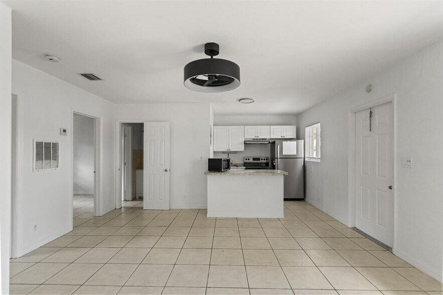 Building Photo - 709 SW 13th Ave