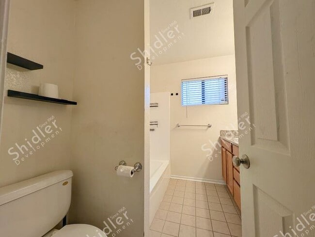 Building Photo - 2 Bed 1 Bath No one Above You