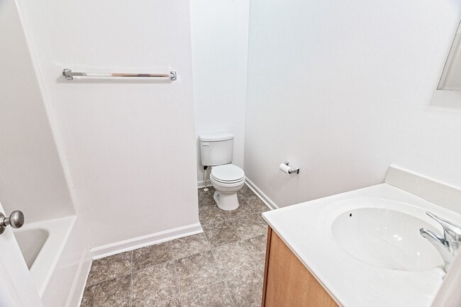 Building Photo - Claymont - 3 bedroom townhome in Darley Green