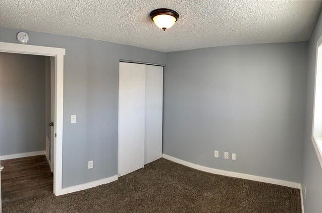 Building Photo - Spacious 5 Bedroom Home