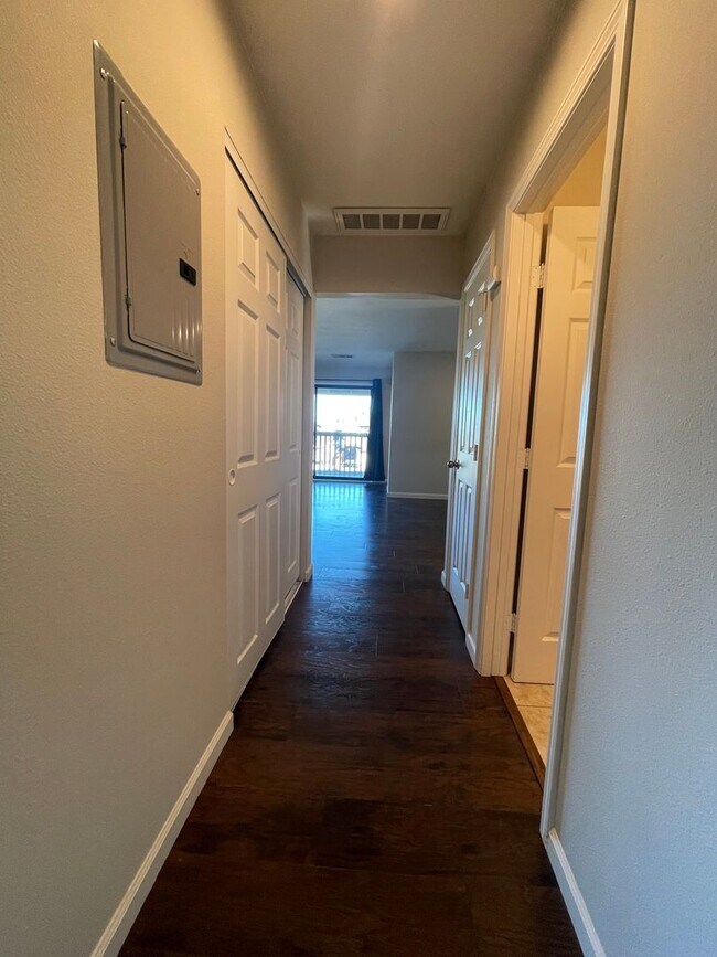 Building Photo - Beautiful Condo in Gated Community