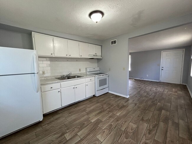 Building Photo - Phyllis Street Duplexes